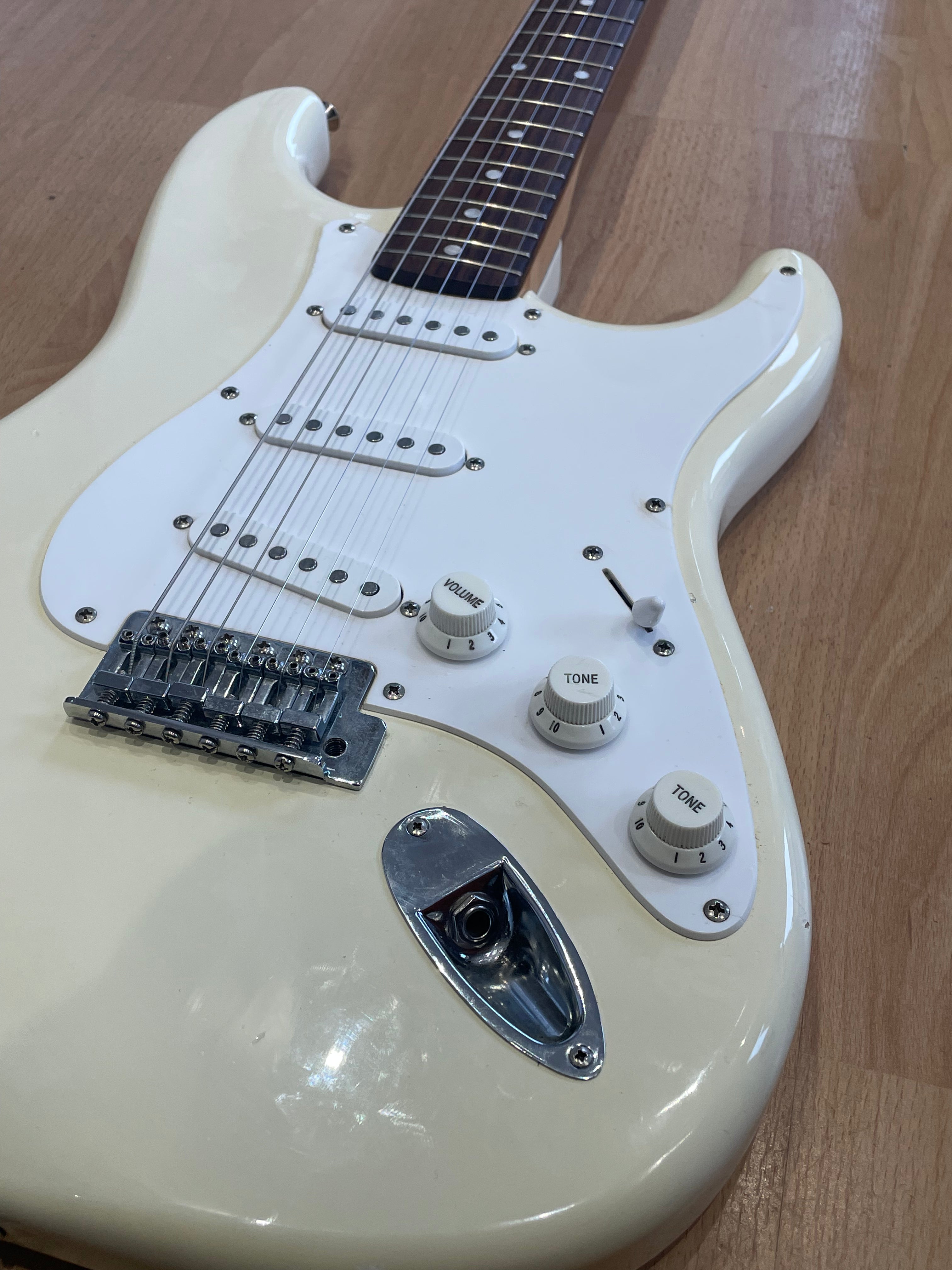Squier Affinity Series Stratocaster in Cream - Good Condition