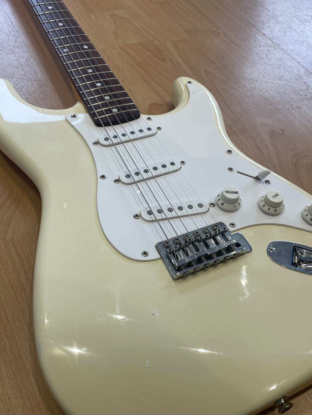 Squier Affinity Series Stratocaster in Cream - Good Condition