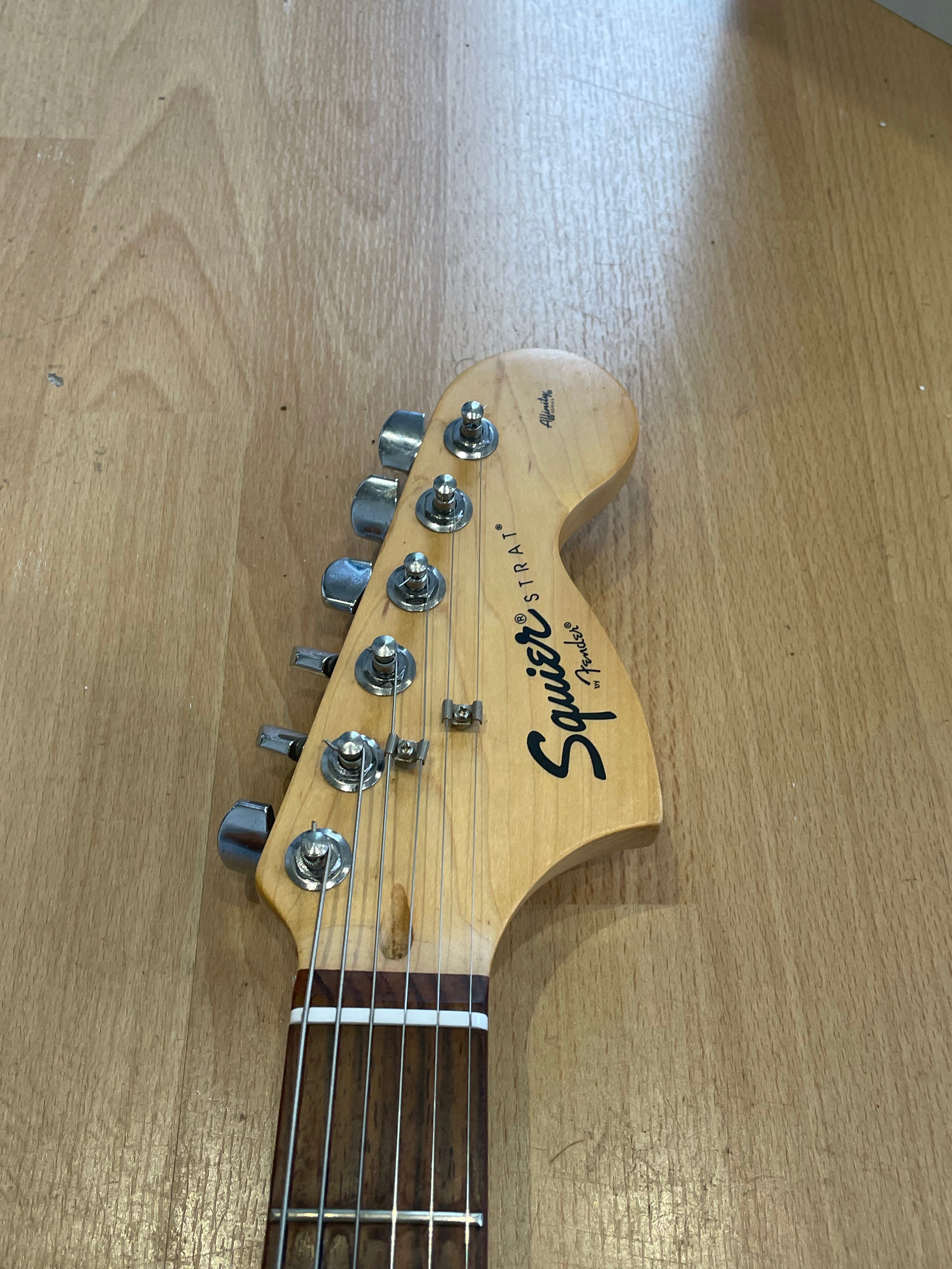 Squier Affinity Series Stratocaster in Cream - Good Condition