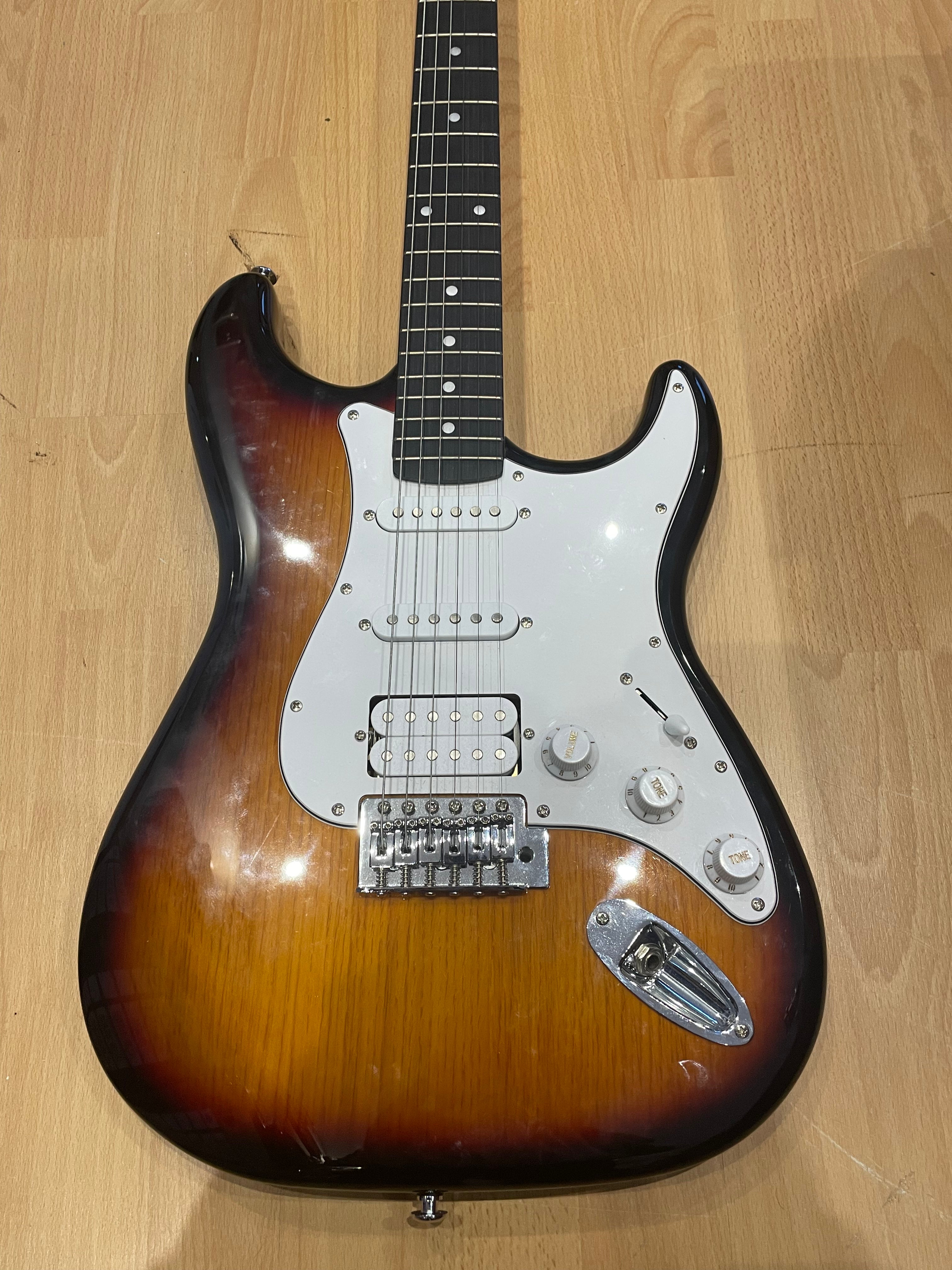 Harley Benton Standard series + Amp + Case