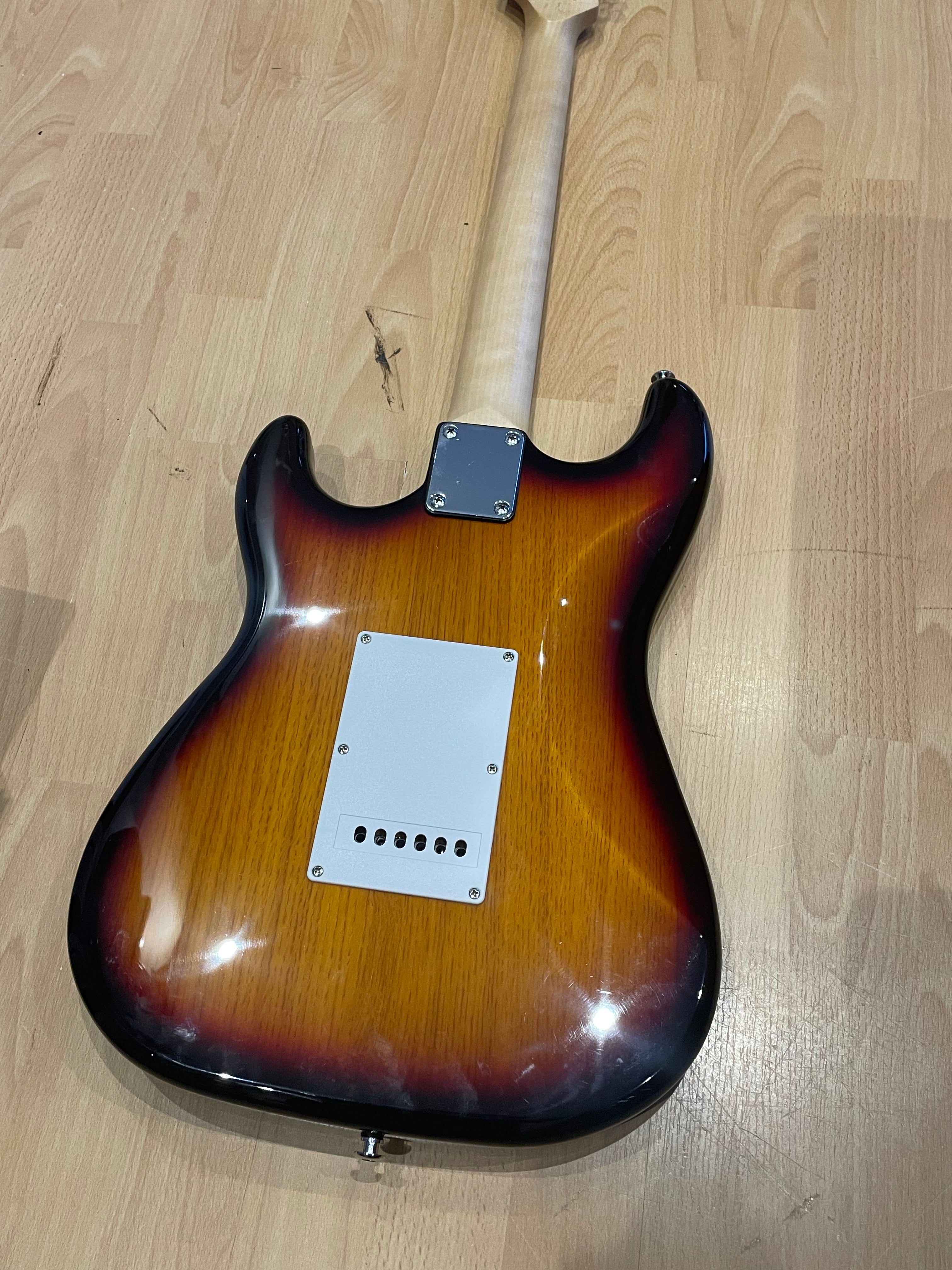 Harley Benton Standard series + Amp + Case