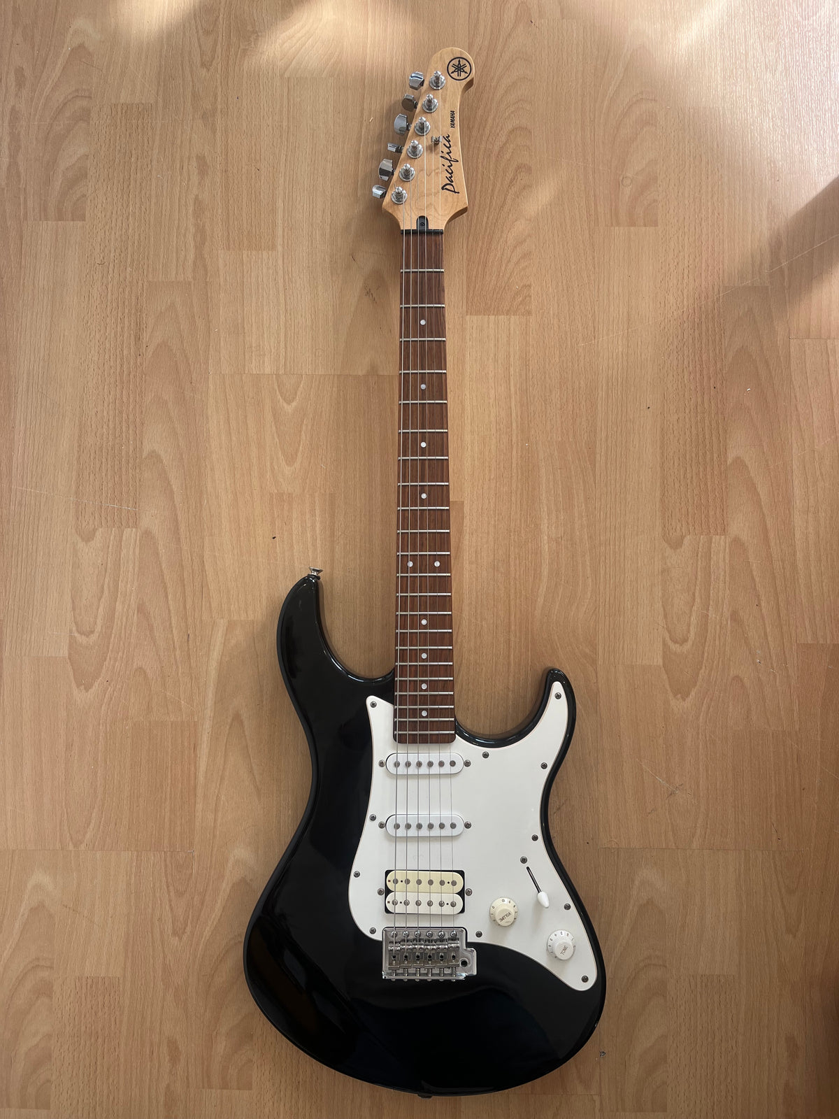 Yamaha Pacifica 112V Electric Guitar – Black – Pre-Owned