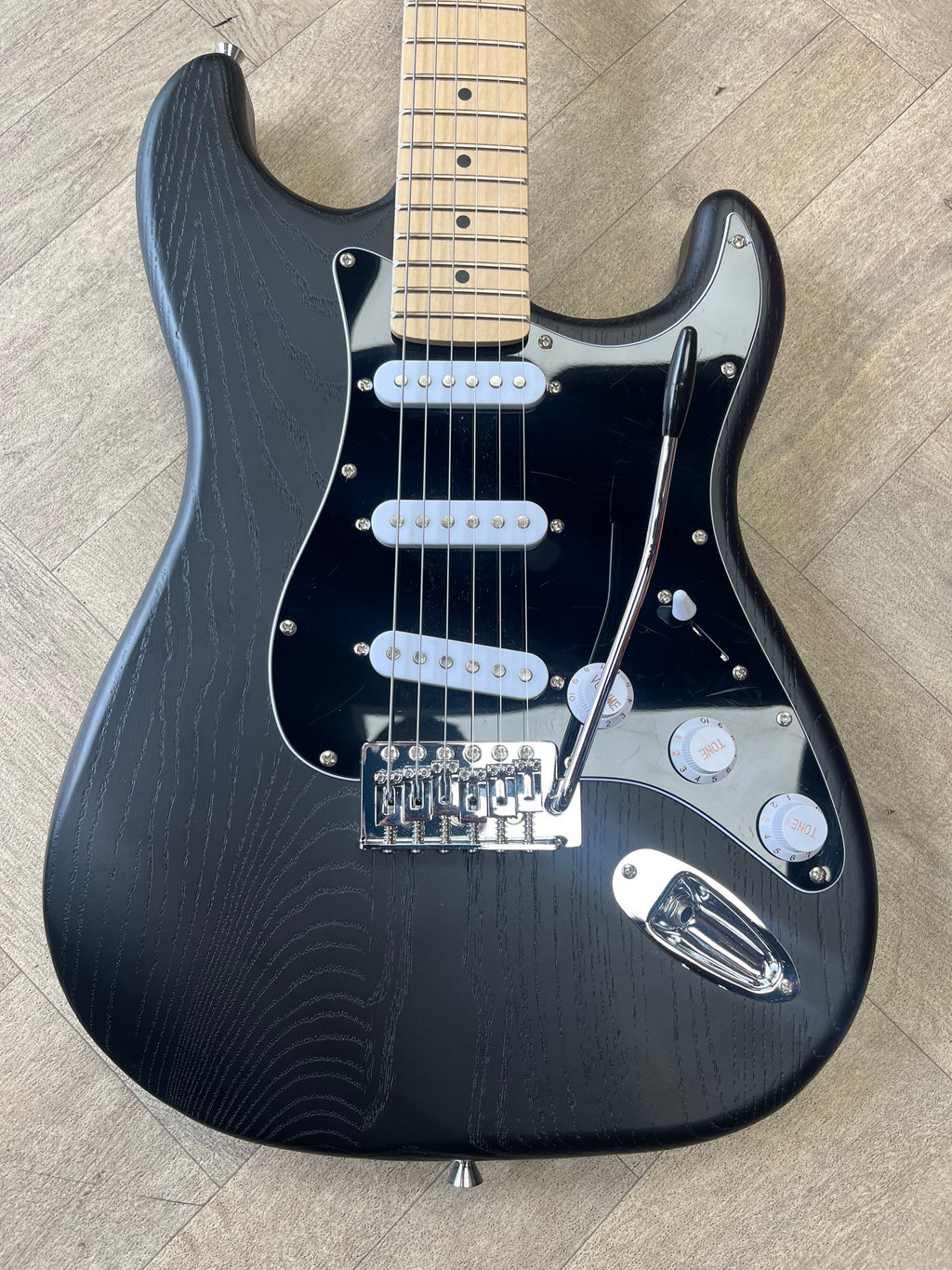 Donner Standard Series Electric Guitar – Black | Pre-Owned
