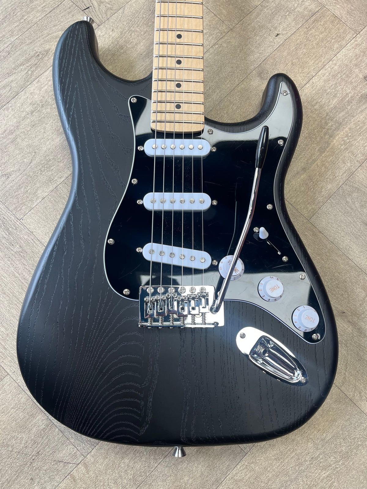 Donner Standard Series Electric Guitar – Black | Pre-Owned