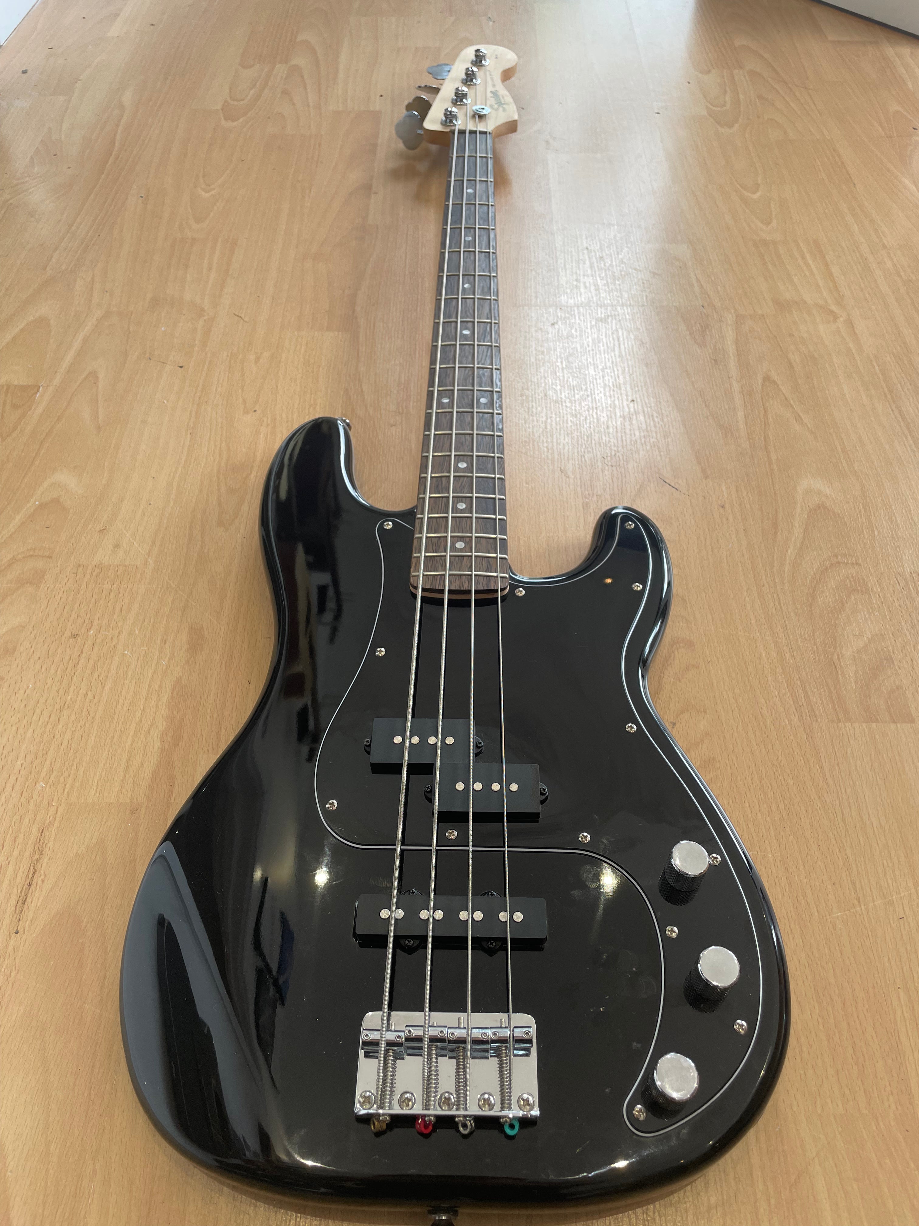 Fender Squire Precision P Bass Affinity Series in Black - Excellent Condition