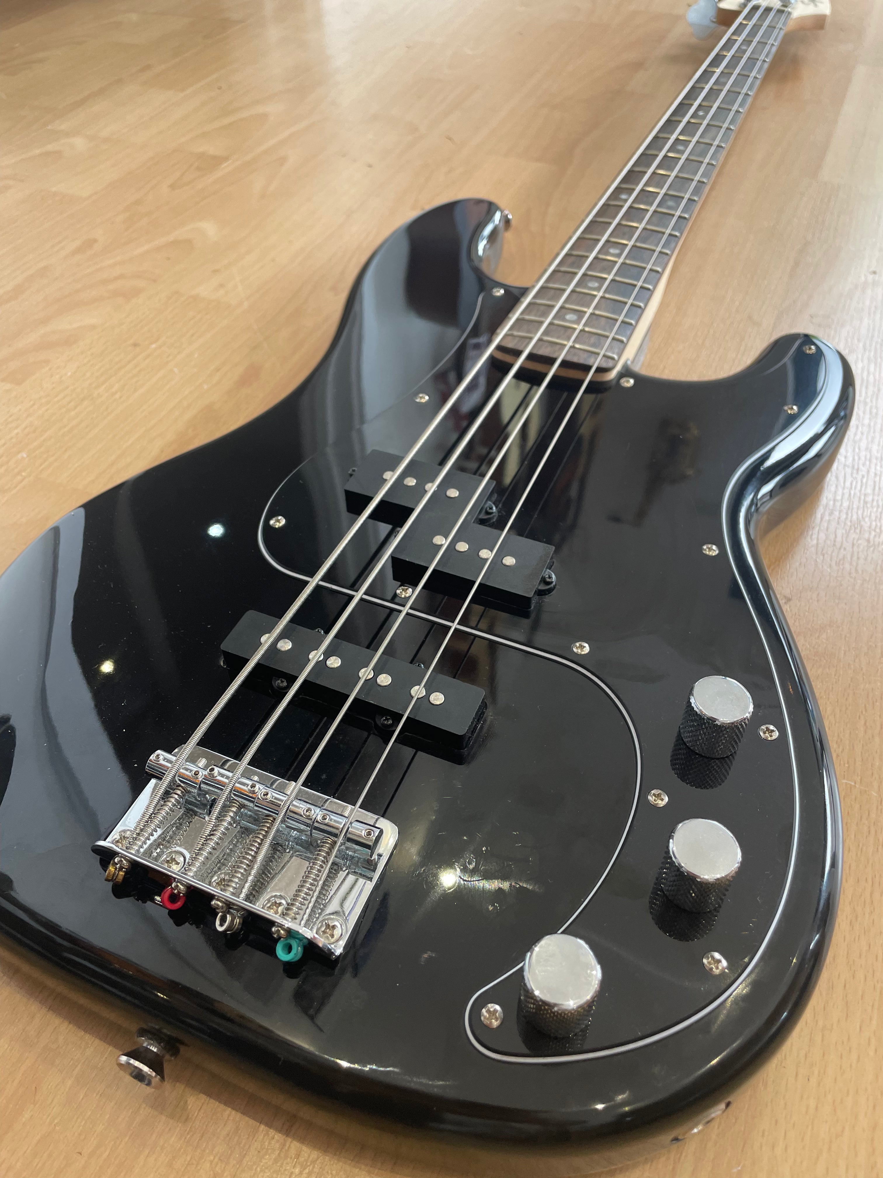 Fender Squire Precision P Bass Affinity Series in Black - Excellent Condition