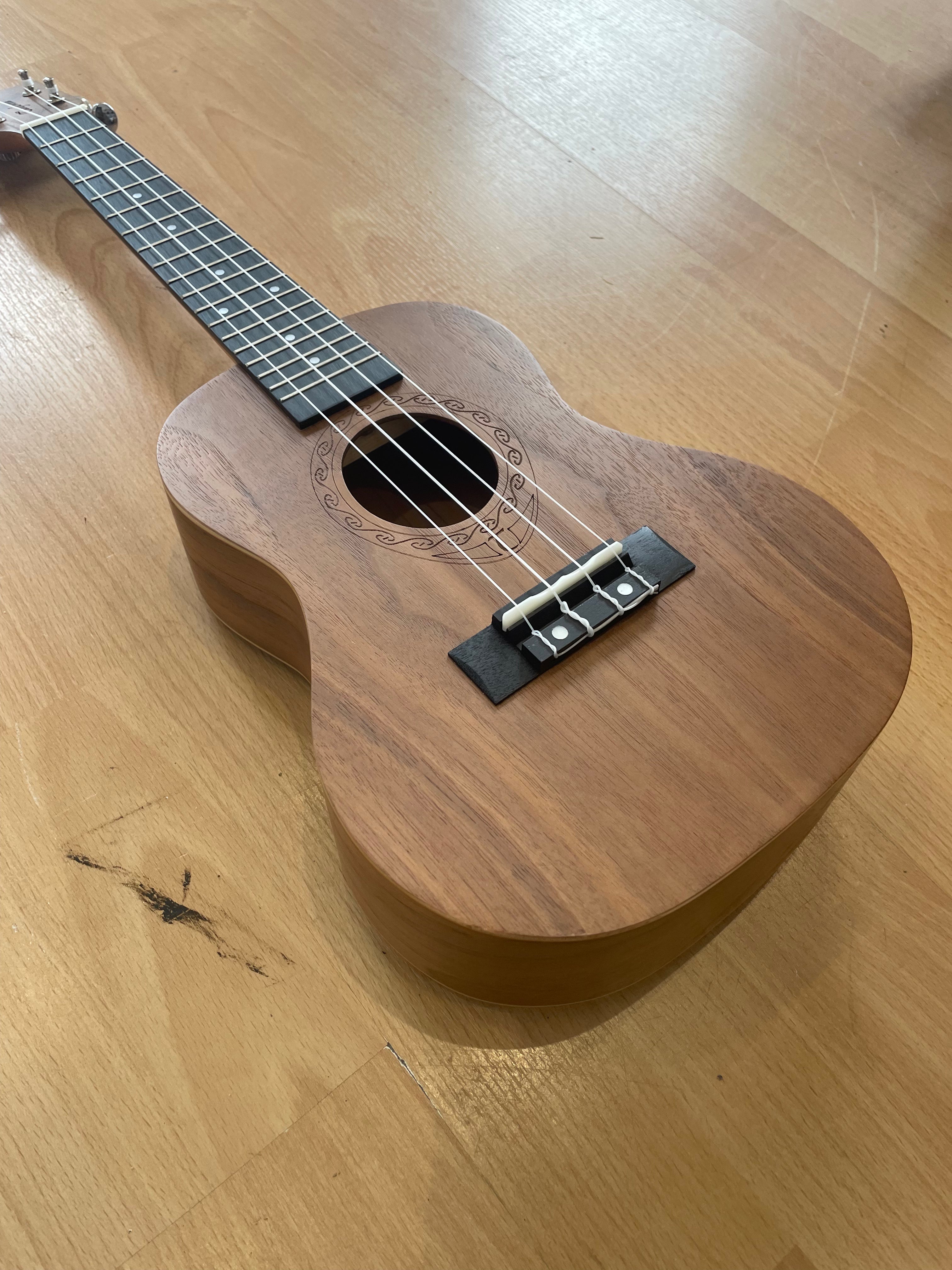 UKULELE TIARE CONCERT BLACK WALNUT