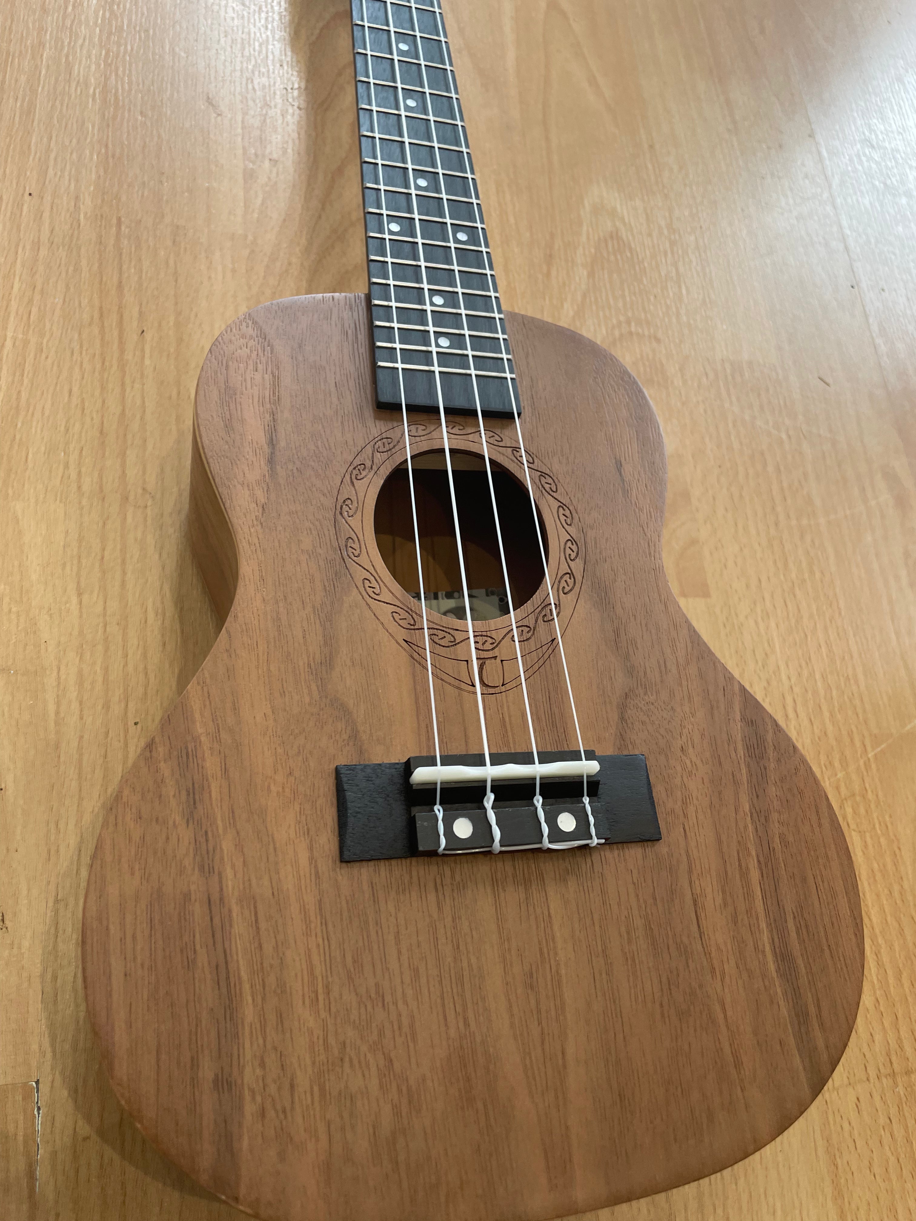 UKULELE TIARE CONCERT BLACK WALNUT