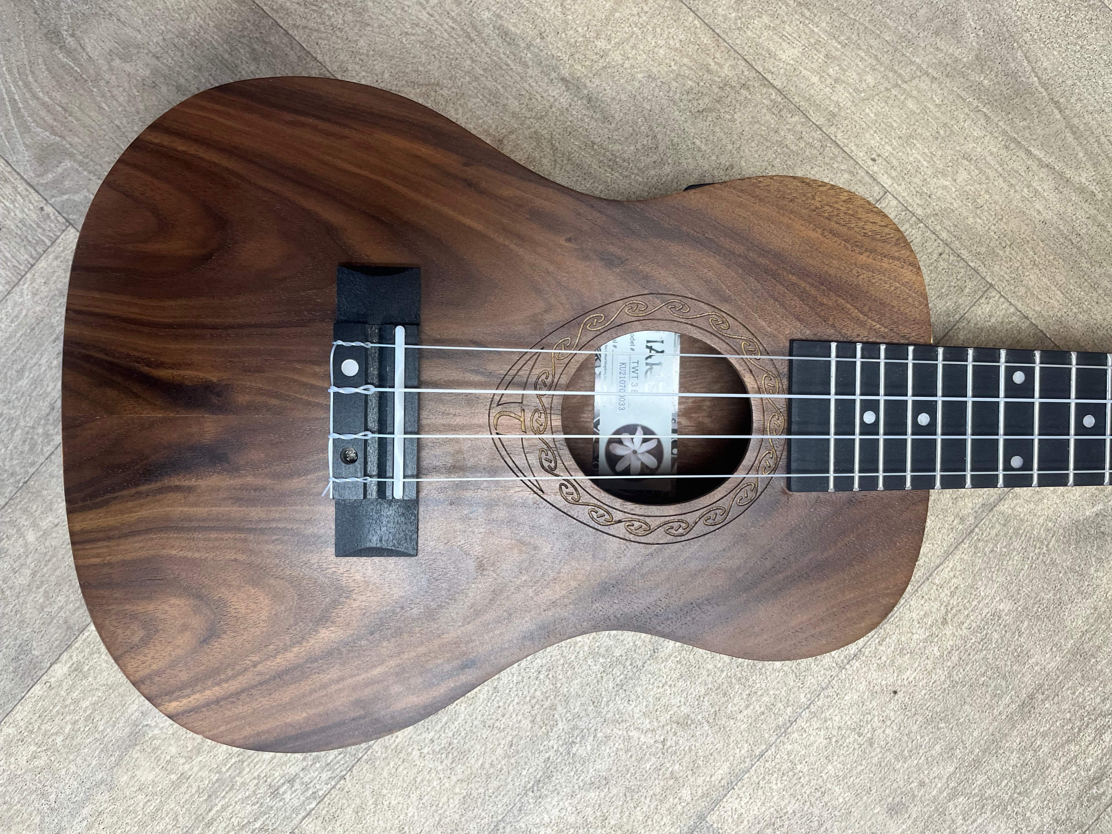 CONCERT UKULELE +EQ ALL AMERICAN BLACK WALNUT