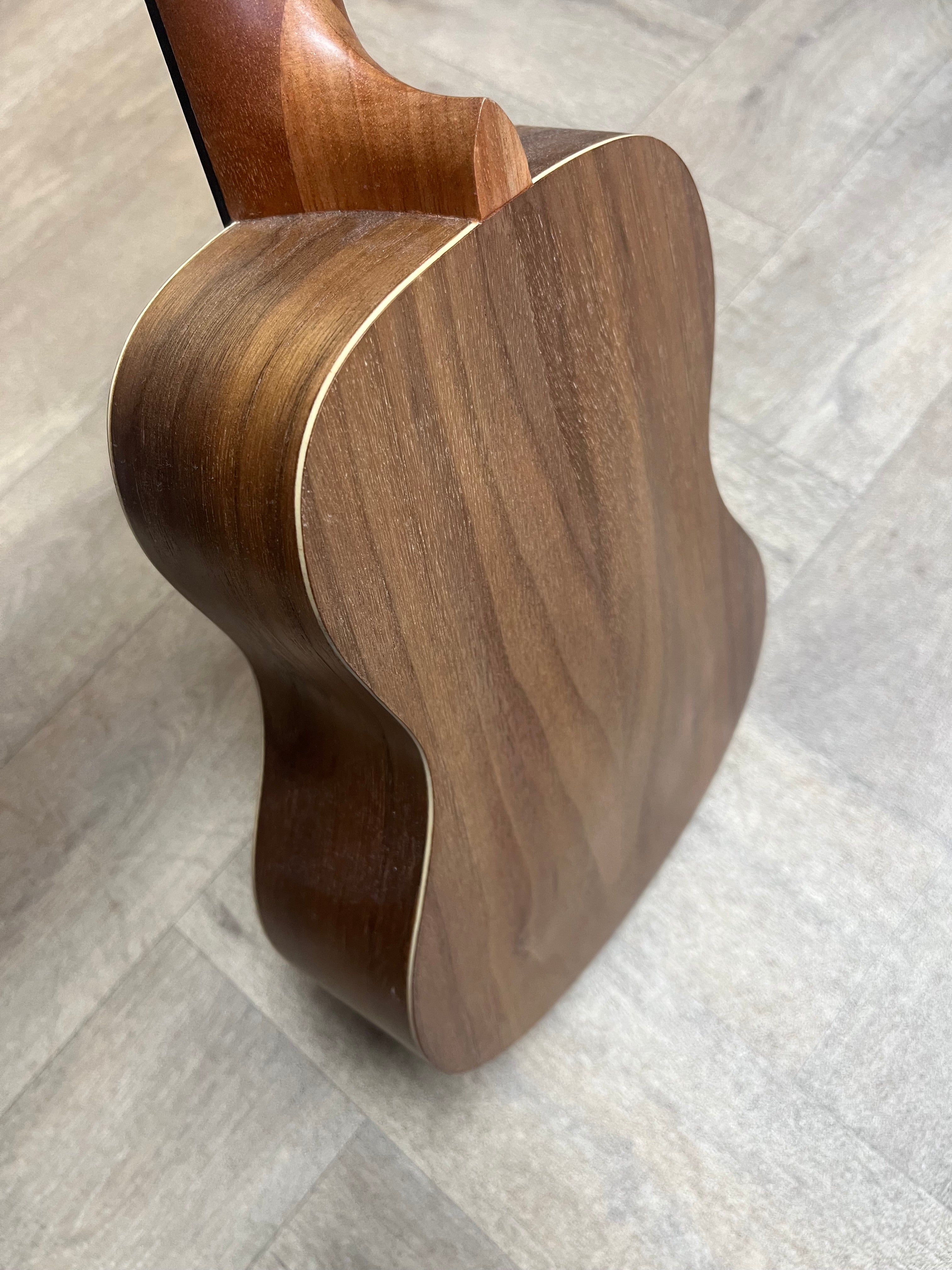 CONCERT UKULELE +EQ ALL AMERICAN BLACK WALNUT