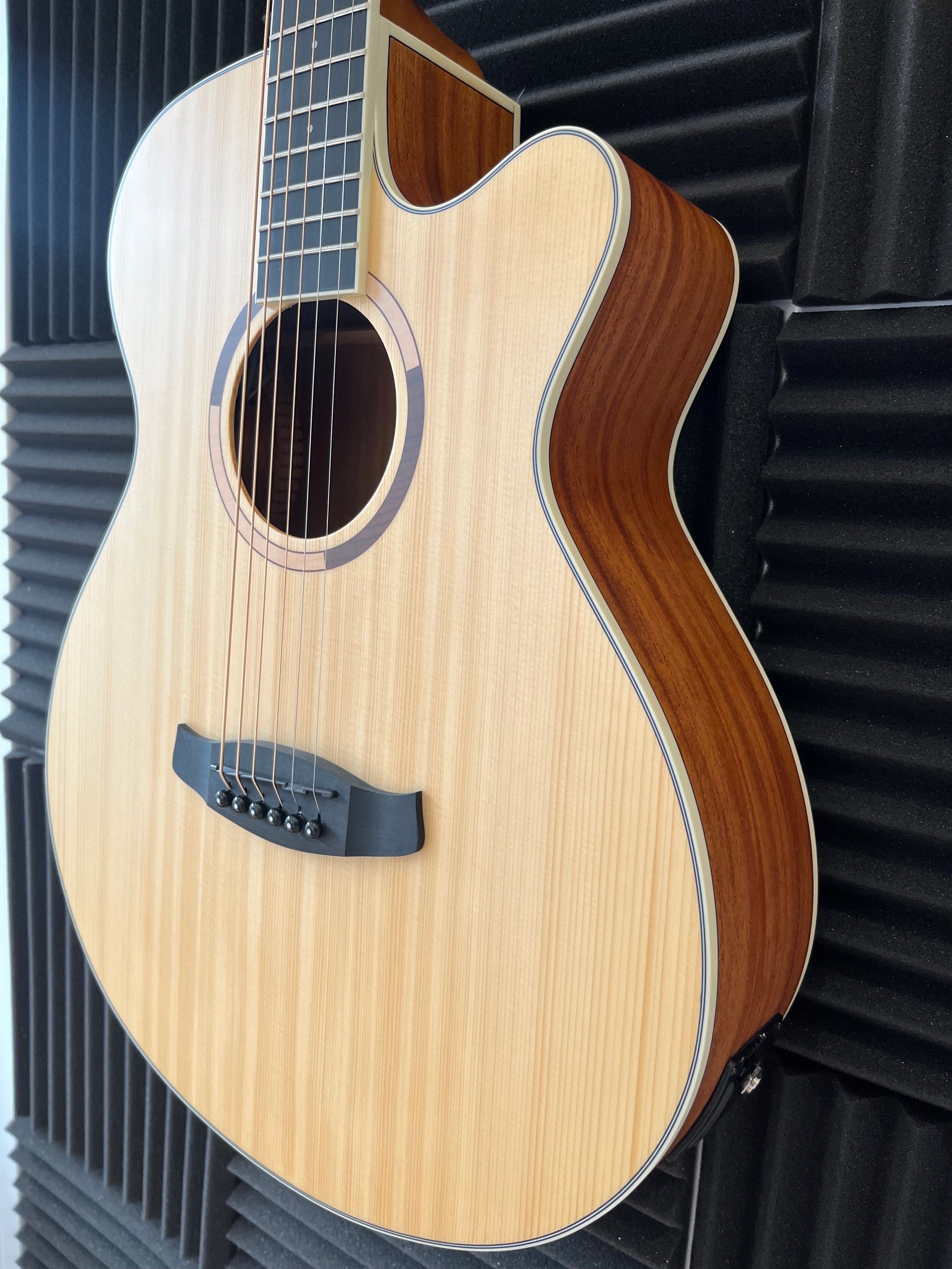 Tanglewood Strada Limited Edition with solid top - TS4CELTD