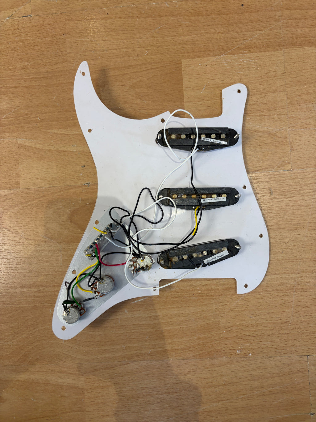 pre loaded strat style pick guard (untested)