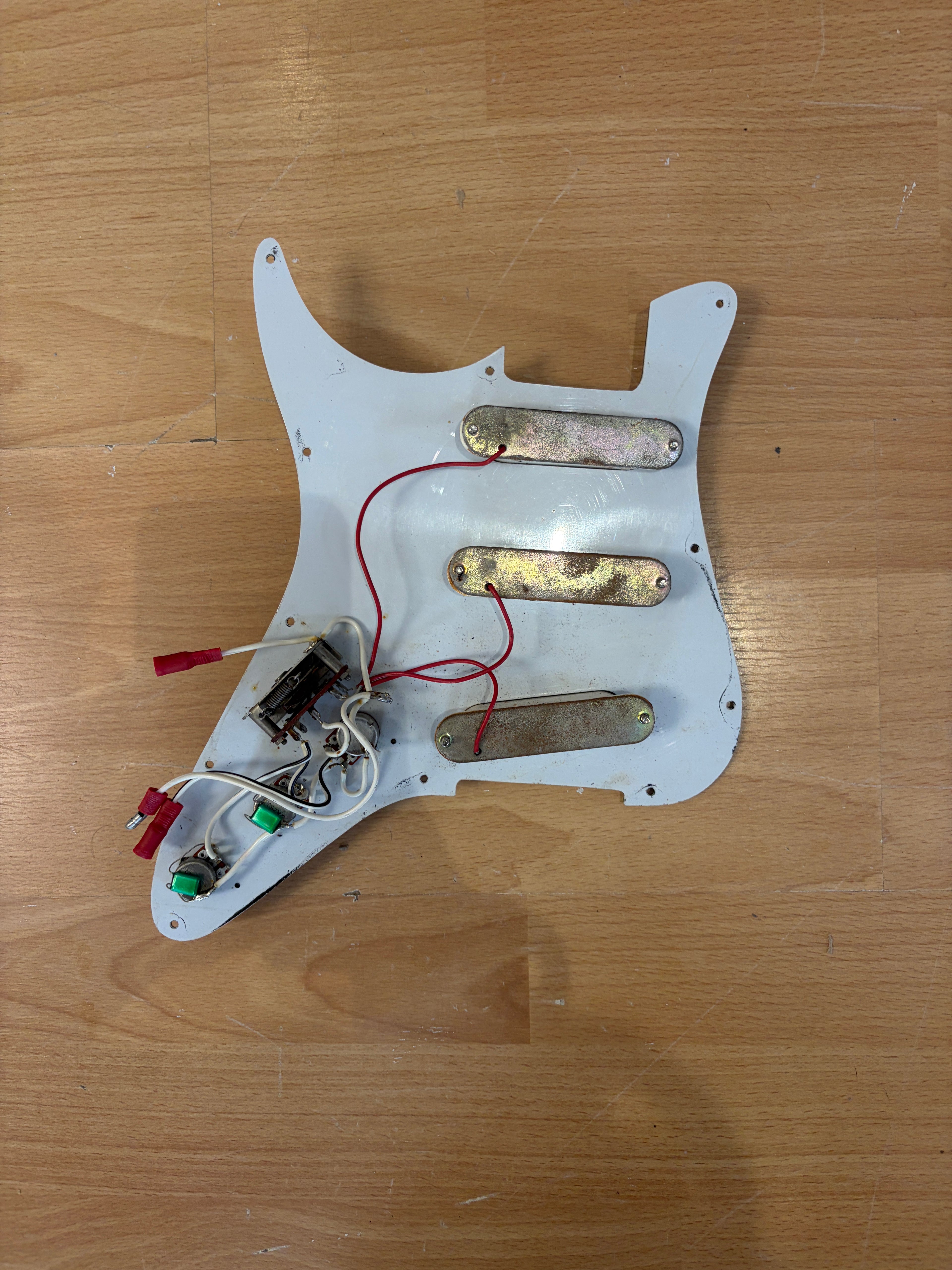 Pre loaded strat style pick guard (untested)