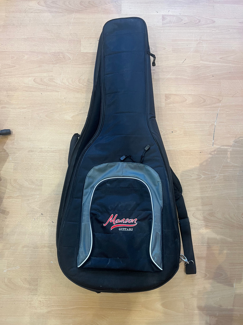 Padded Gig bag for acoustic guitars with compartments