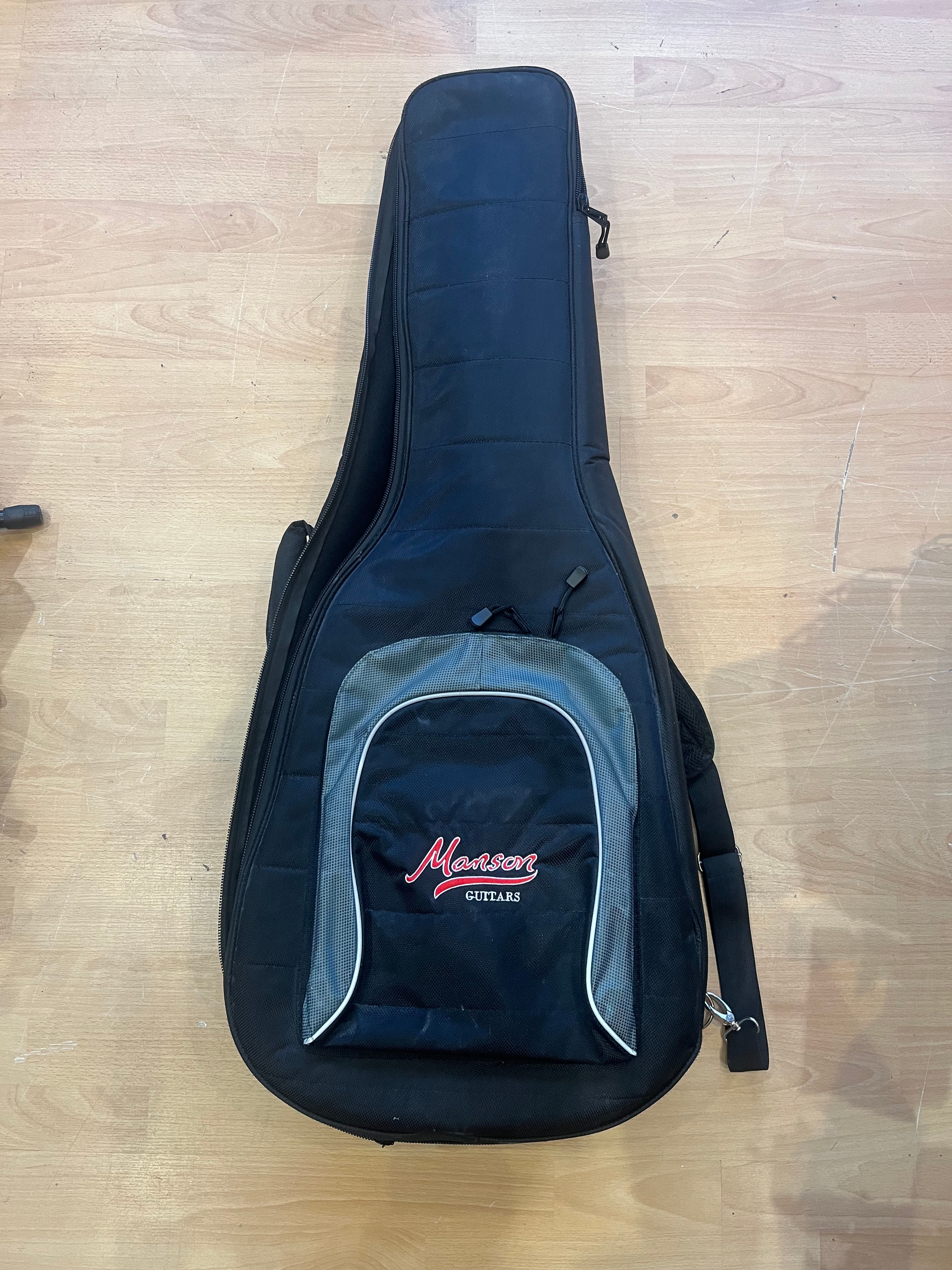 Padded Gig bag for acoustic guitars with compartments