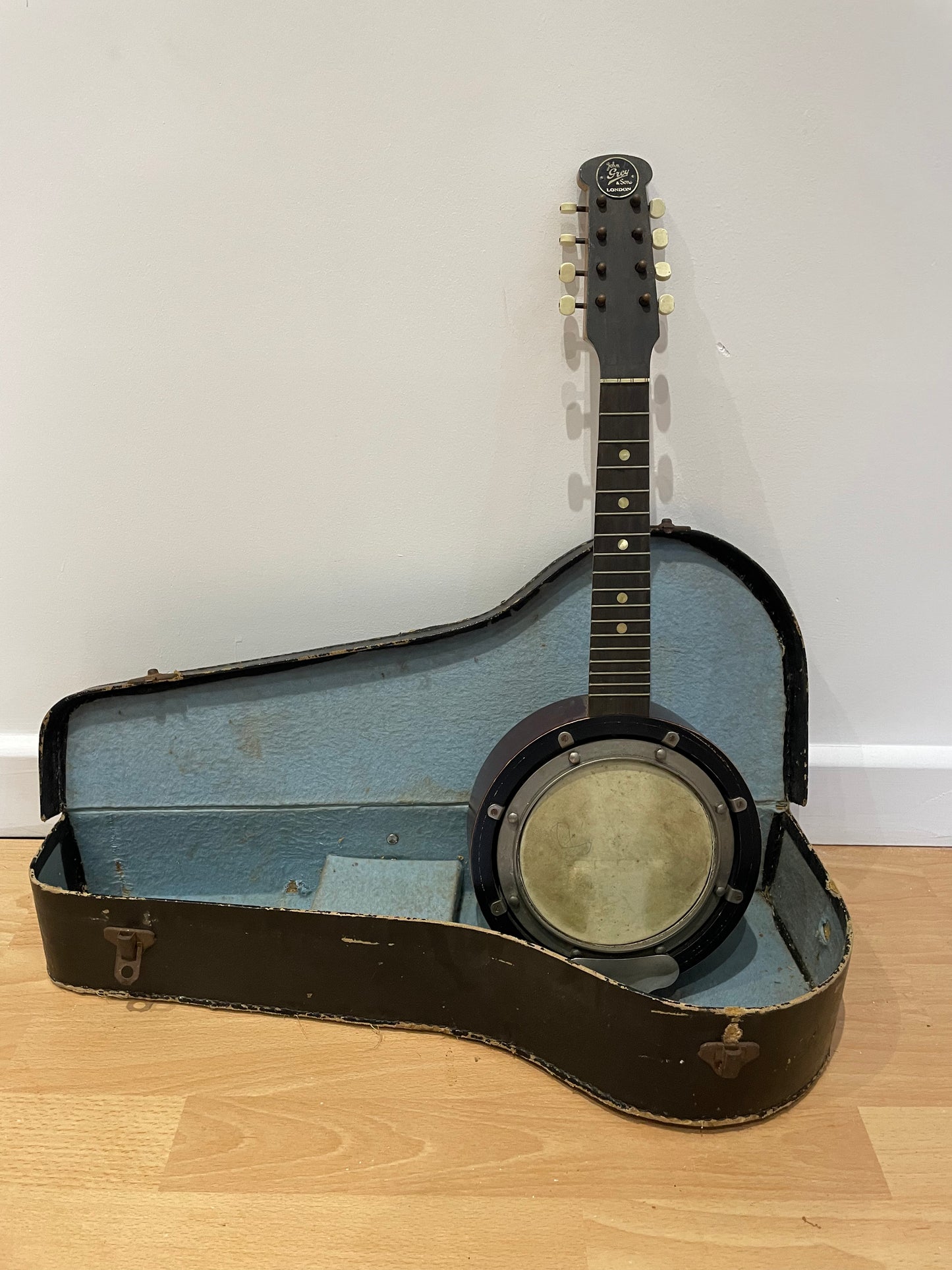 VINTAGE John Gray & Sons of London Dolcetta banjolin with 8 drum tuning lugs with 17 frets and hard case