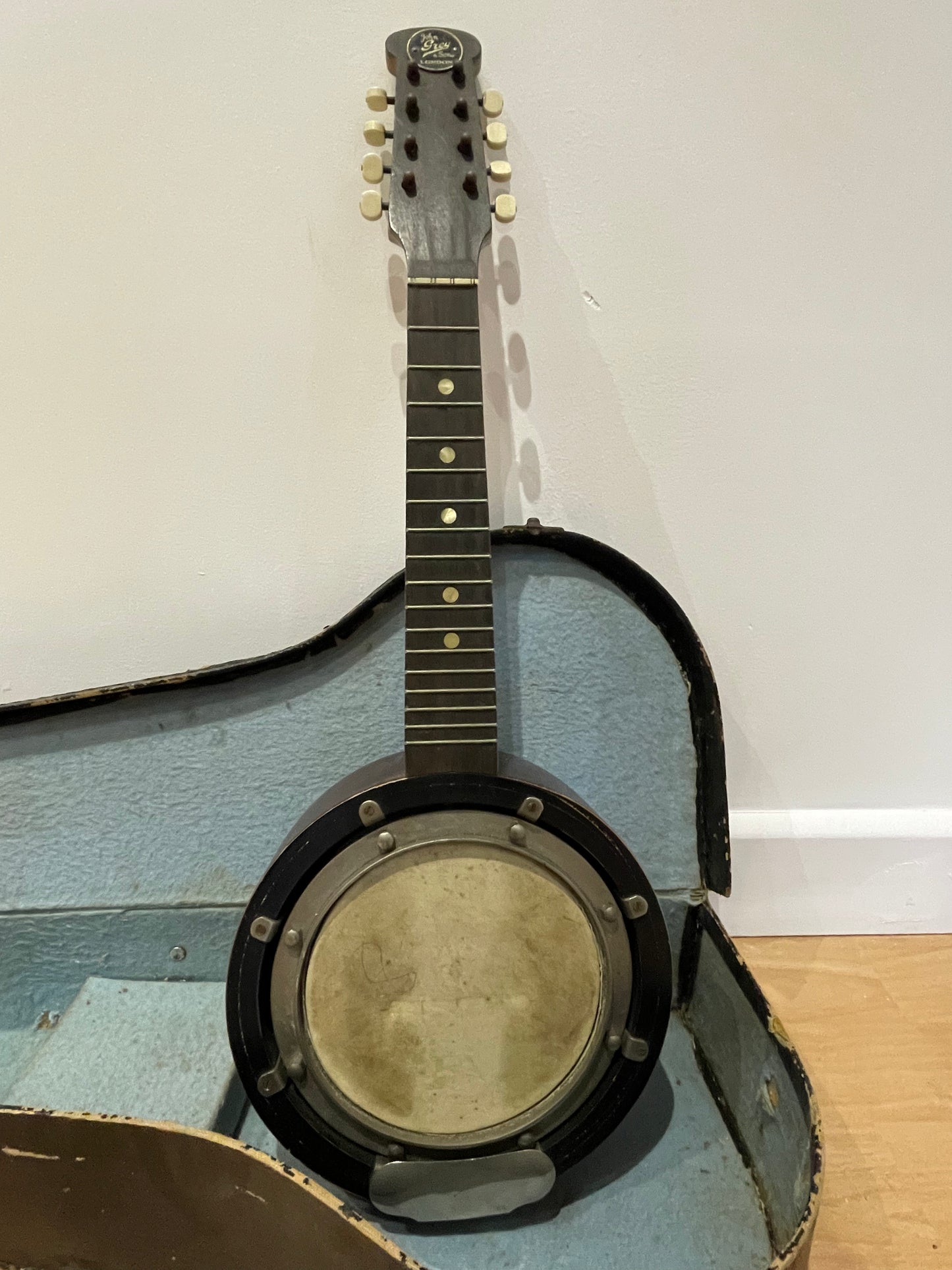 VINTAGE John Gray & Sons of London Dolcetta banjolin with 8 drum tuning lugs with 17 frets and hard case