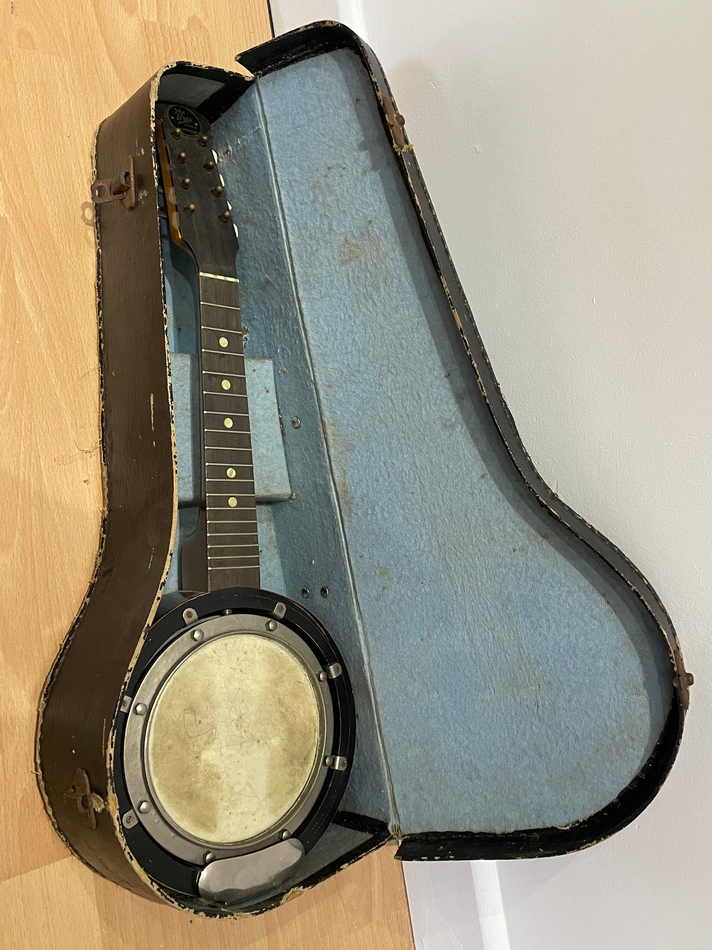 VINTAGE John Gray & Sons of London Dolcetta banjolin with 8 drum tuning lugs with 17 frets and hard case