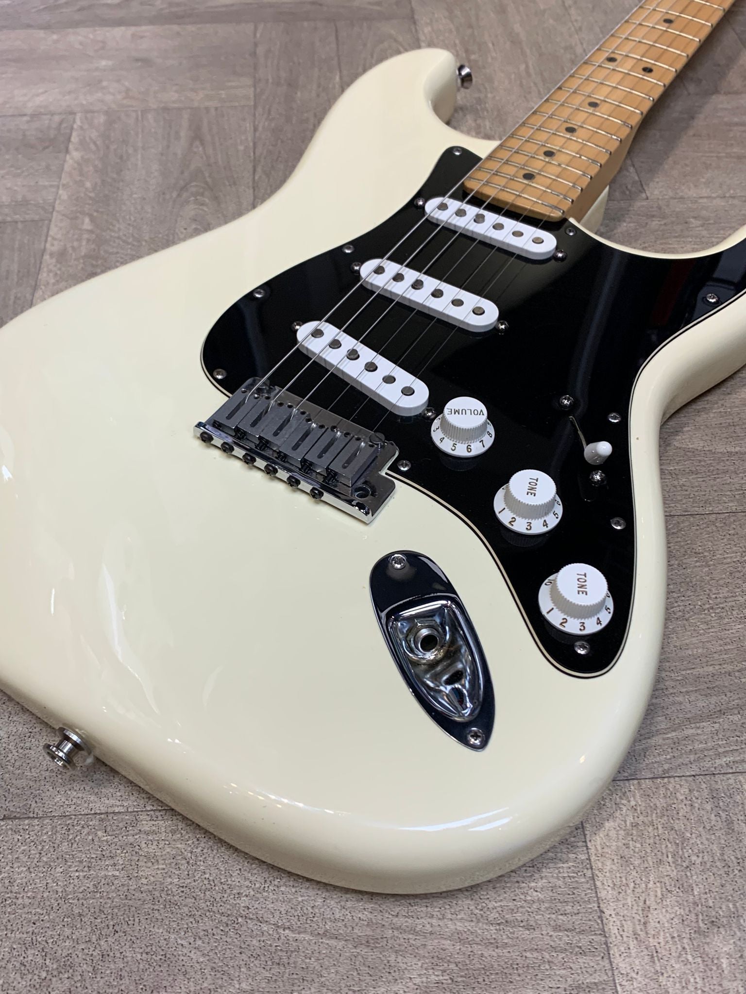 Fender American Series Stratocaster (2004, USA) – 50th Anniversary Neck Plate – Cream Finish