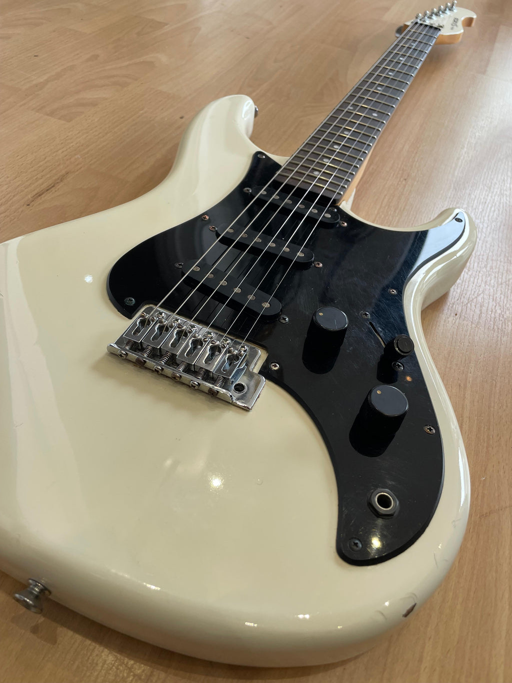 Vintage White 19080s, Yamaha Session II SE200