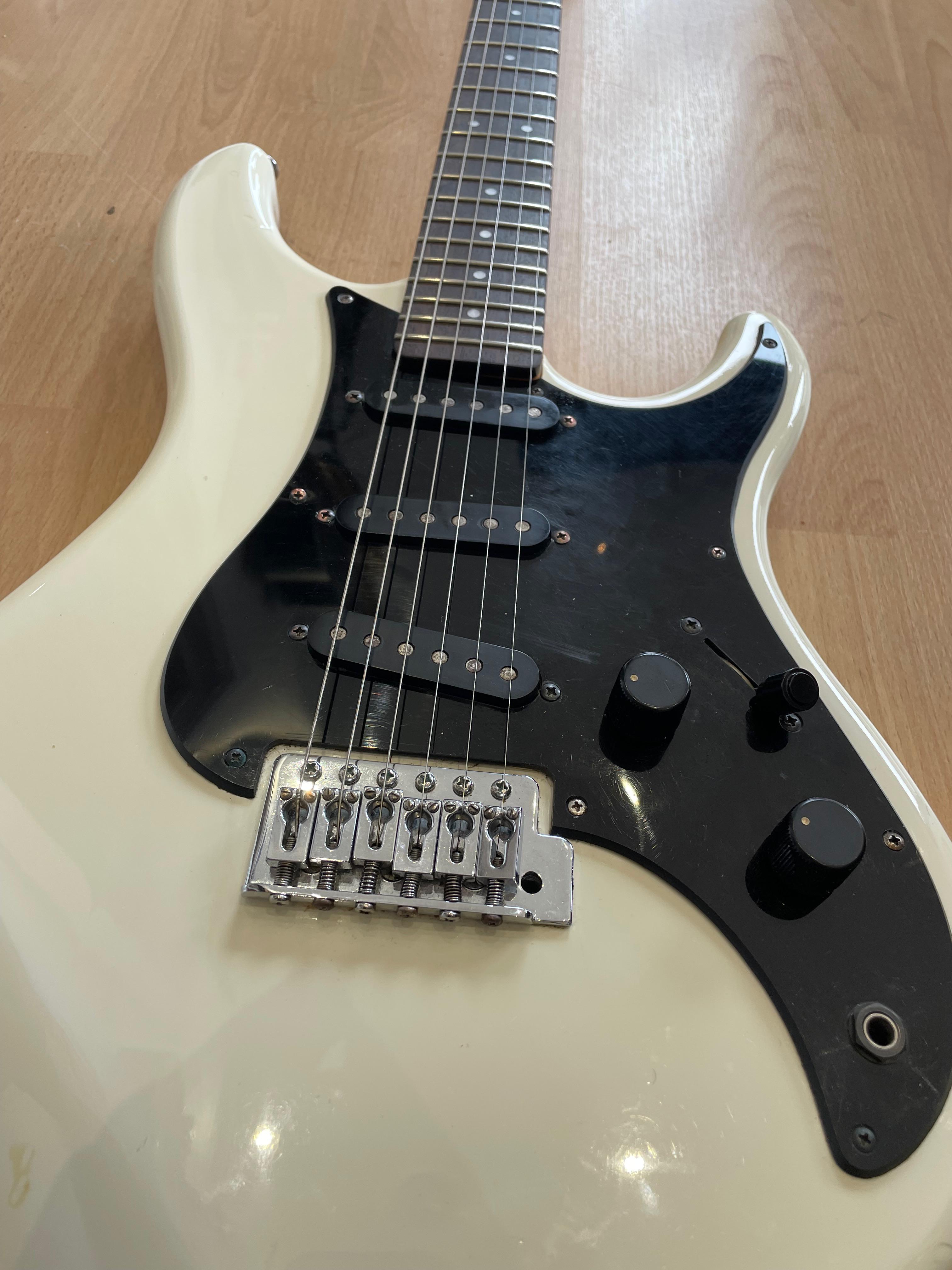 Vintage White 19080s, Yamaha Session II SE200