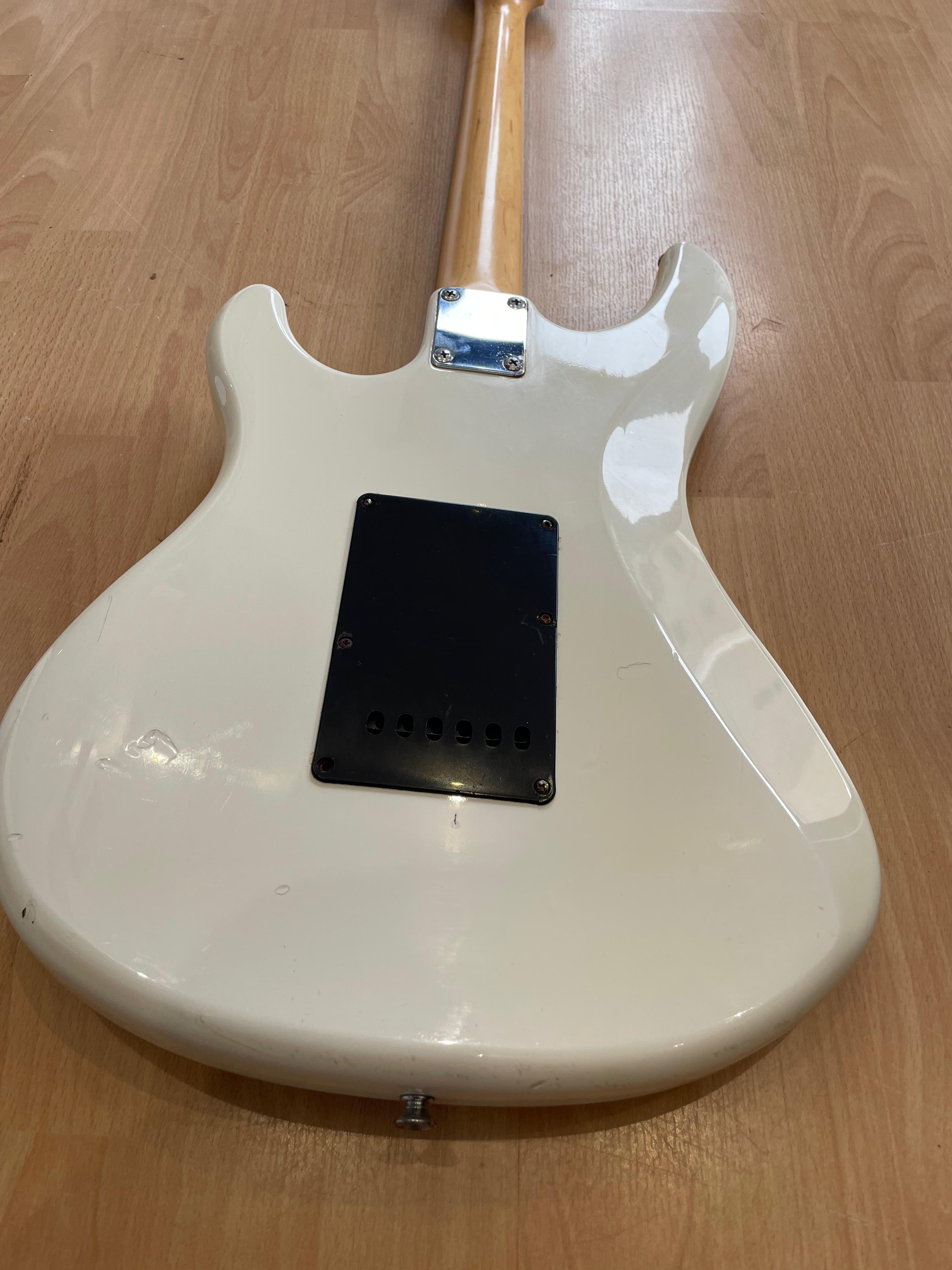 Vintage White 19080s, Yamaha Session II SE200