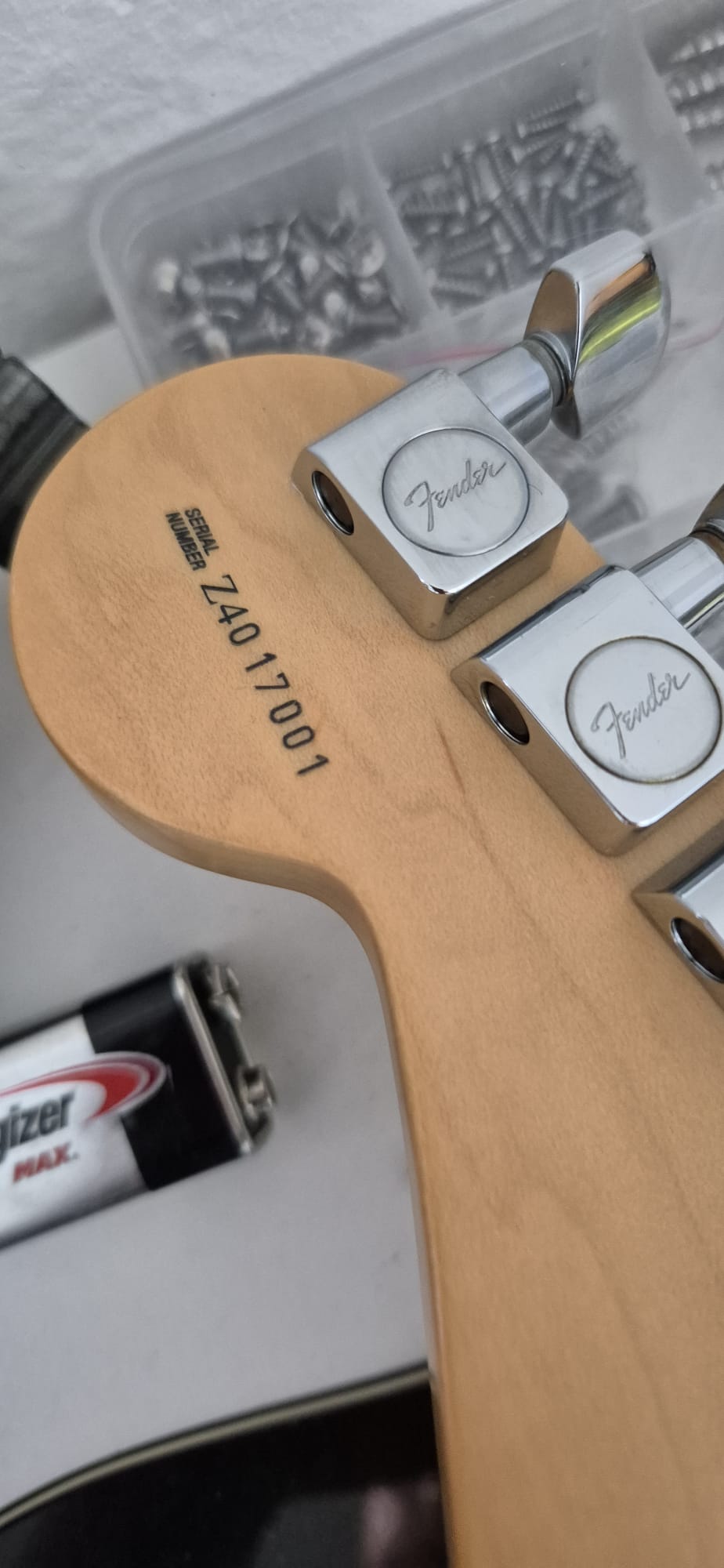 Fender American Series Stratocaster (2004, USA) – 50th Anniversary Neck Plate – Cream Finish