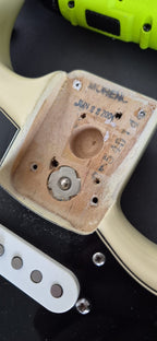 Fender American Series Stratocaster (2004, USA) – 50th Anniversary Neck Plate – Cream Finish