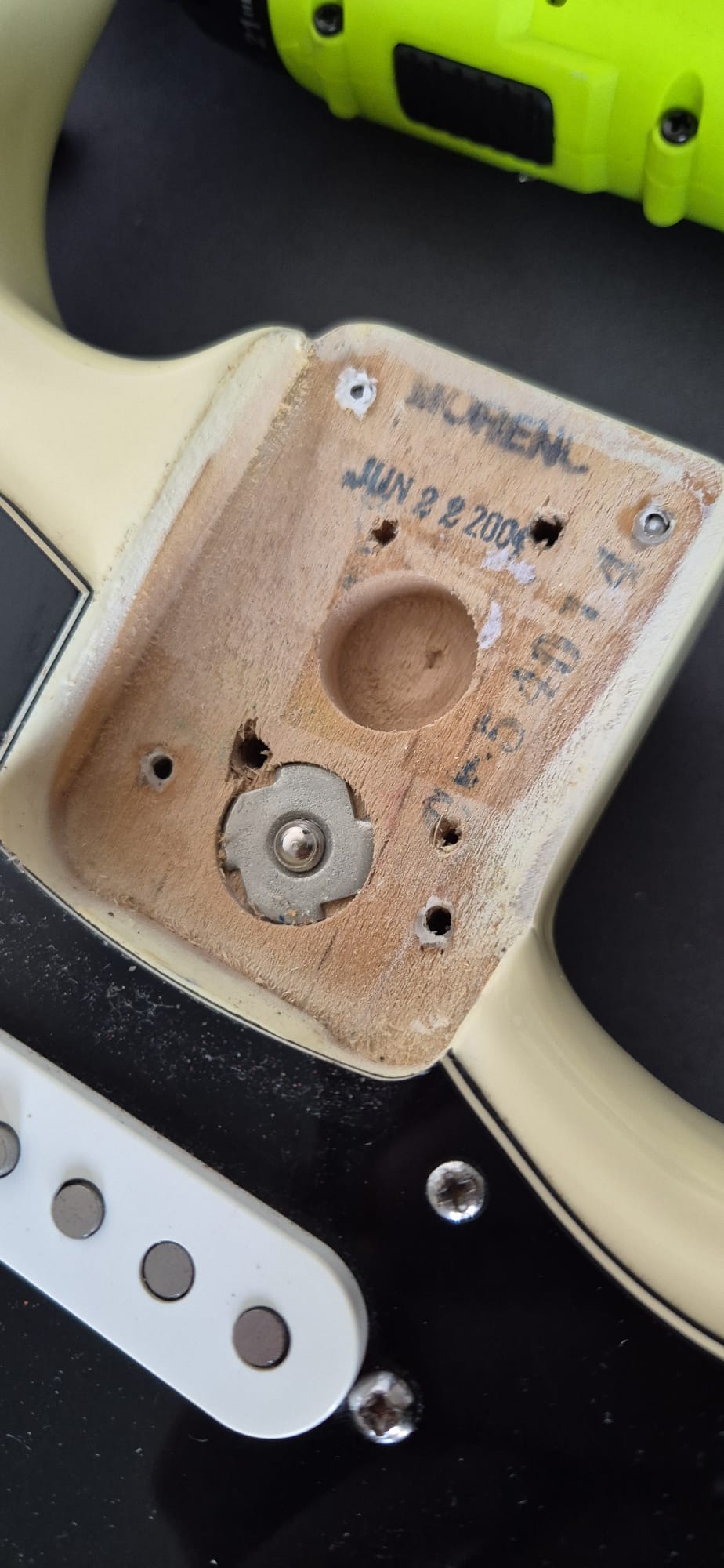 Fender American Series Stratocaster (2004, USA) – 50th Anniversary Neck Plate – Cream Finish