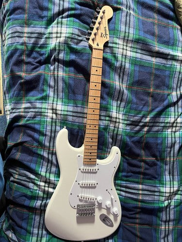 Squier by Fender Sonic Stratocaster Hardtail in Arctic White ****MINT****
